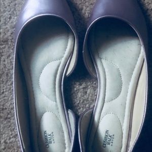 I’m selling a pair Avon Cushion walk flats